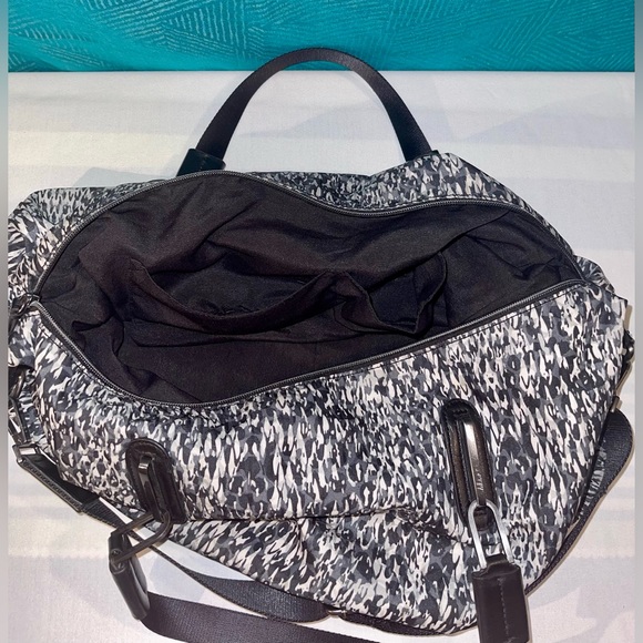 Calvin Klein weekender bag and toiletries/clutch bag - Picture 13 of 16